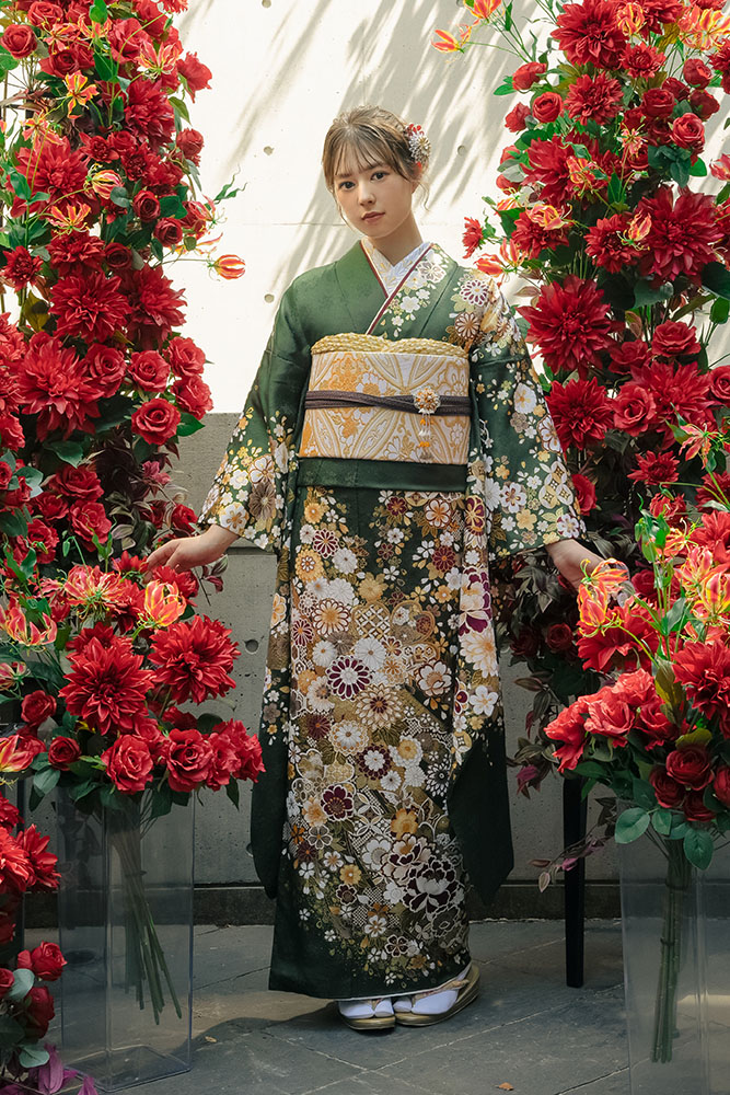 緑色に金や赤の古典小花がなんとも豪華な振袖〈No.FL-C203〉の画像2枚目