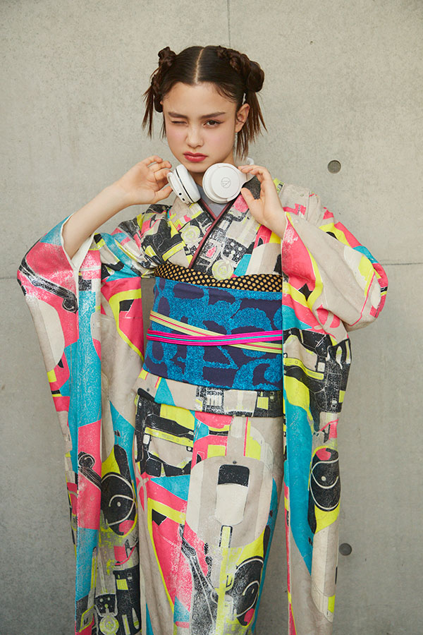 カラフルなポップアート柄が目を引く、個性派モダン振袖〈No.FL-E101〉【NEW】の画像2枚目