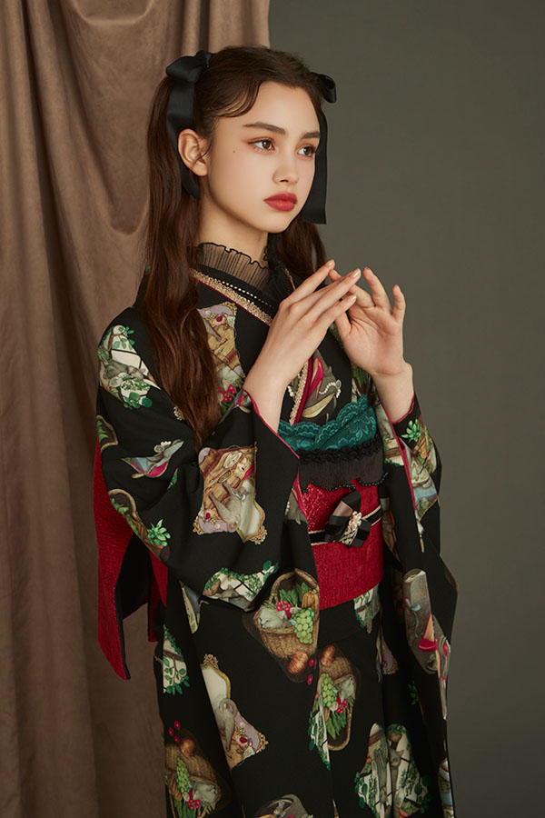 黒地に物語を閉じ込めた、シックで幻想的なモダン振袖〈No.FL-E102〉【NEW】の画像2枚目