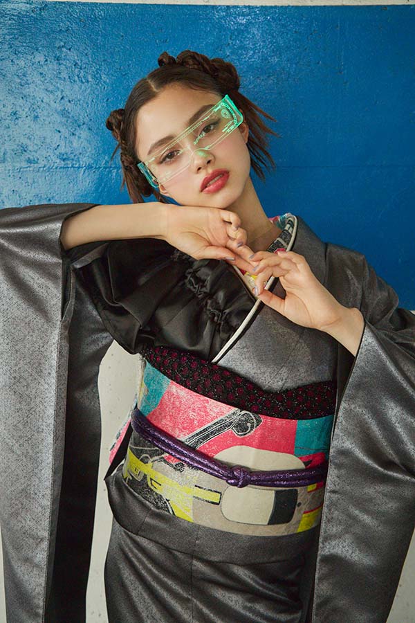 グレー地にメタリックな艶が映える、クールモードな振袖〈No.FL-E103〉【NEW】の画像2枚目