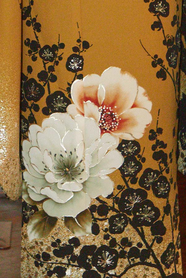 からし色の地に黒花が映える、気品漂うレトロモダン振袖〈No.FL-E104〉【NEW】の画像3枚目