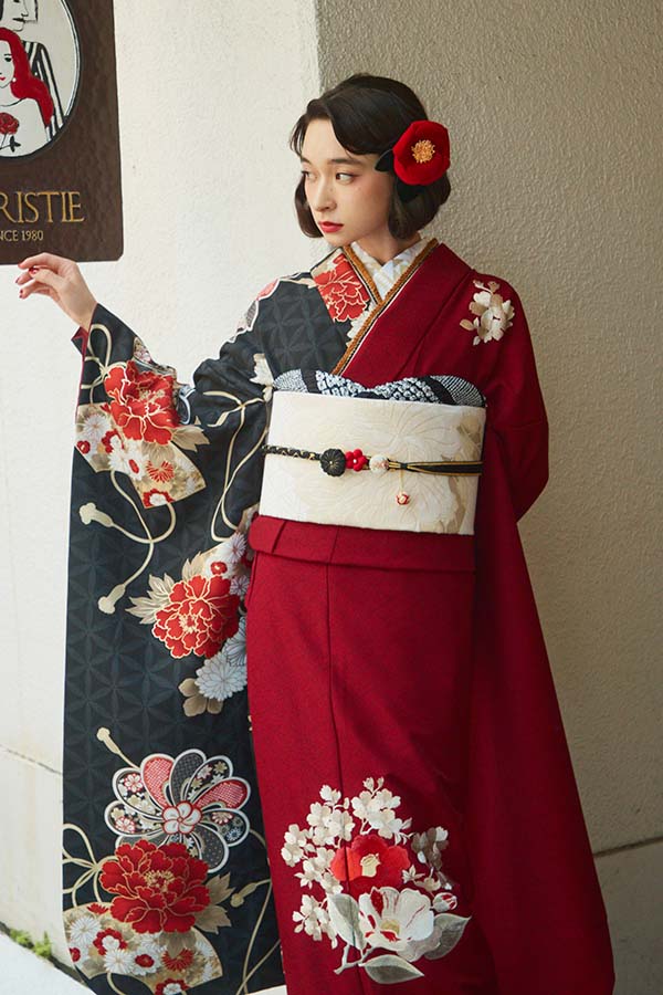 赤地に黒の古典柄が映える、凛とした王道モダン振袖〈No.FL-E105〉【NEW】の画像2枚目