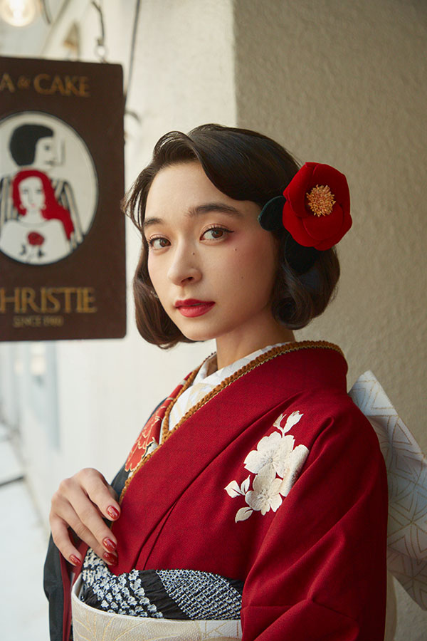 赤地に黒の古典柄が映える、凛とした王道モダン振袖〈No.FL-E105〉【NEW】の画像3枚目