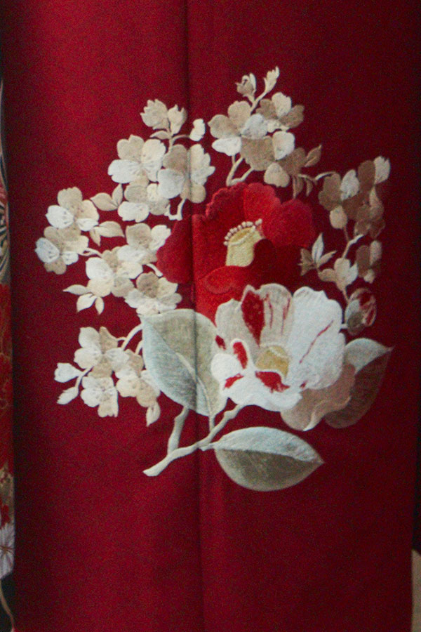 赤地に黒の古典柄が映える、凛とした王道モダン振袖〈No.FL-E105〉【NEW】の画像4枚目