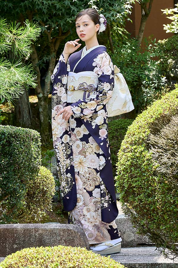 紺地に淡色の花々が咲き広がる、上品で華やかな正統派振袖〈No.FL-E301〉【NEW】の画像2枚目