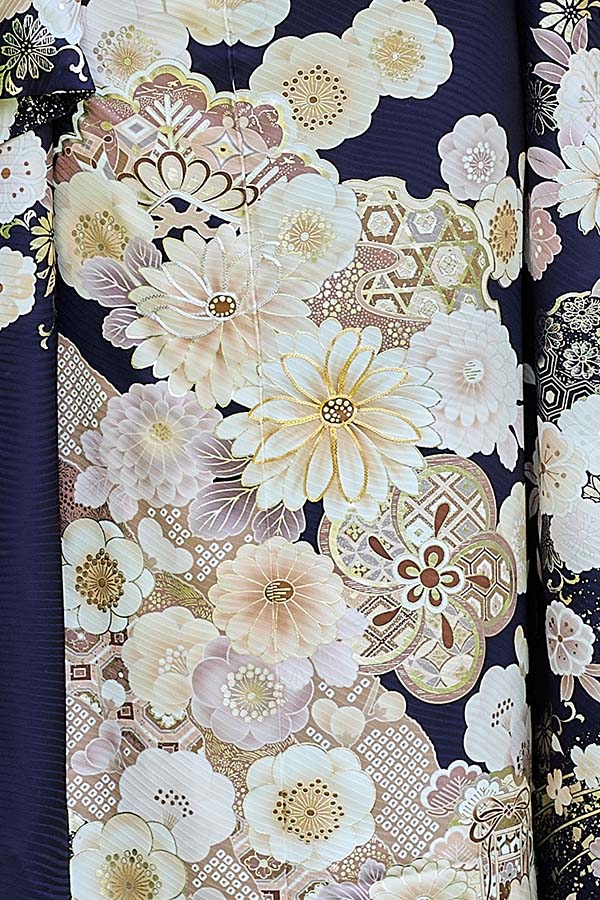 紺地に淡色の花々が咲き広がる、上品で華やかな正統派振袖〈No.FL-E301〉【NEW】の画像4枚目