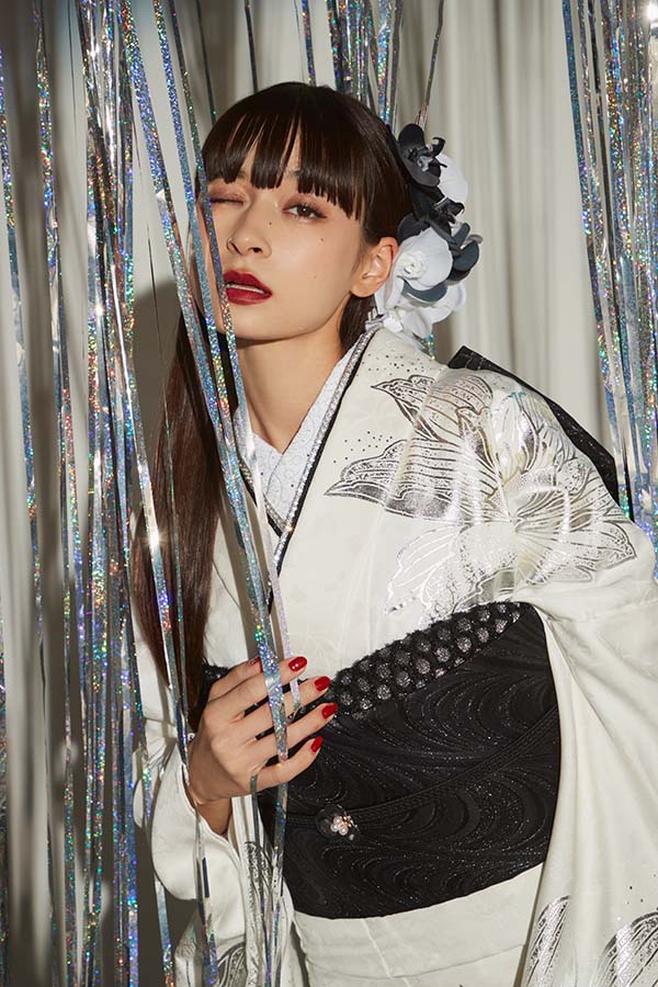 白地にシルバーの牡丹が際立つ、モード感あふれるクール振袖〈No.FL-E306〉【NEW】の画像3枚目