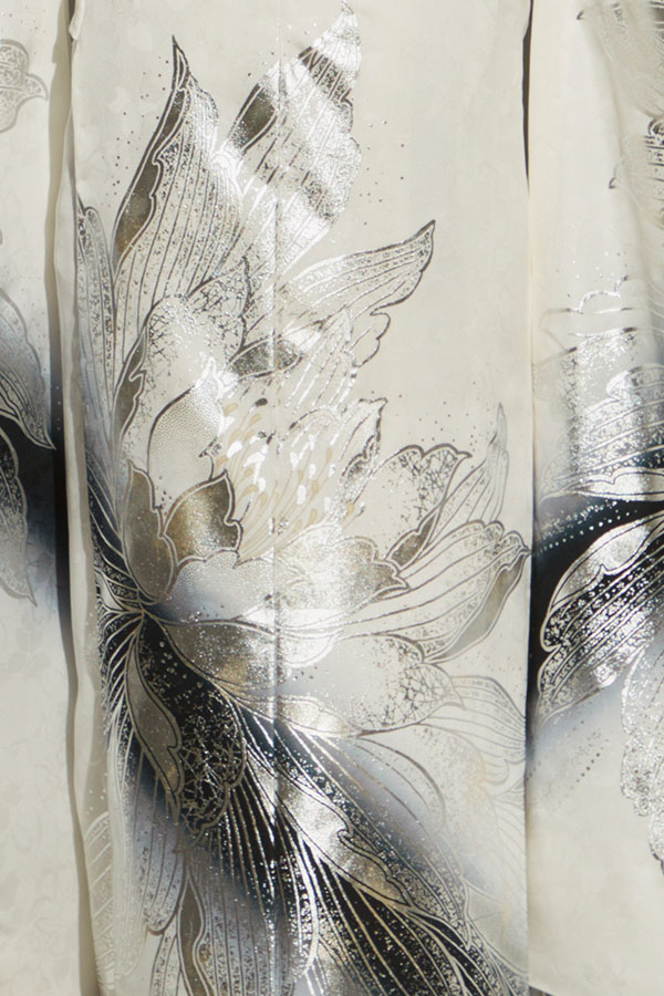 白地にシルバーの牡丹が際立つ、モード感あふれるクール振袖〈No.FL-E306〉【NEW】の画像4枚目