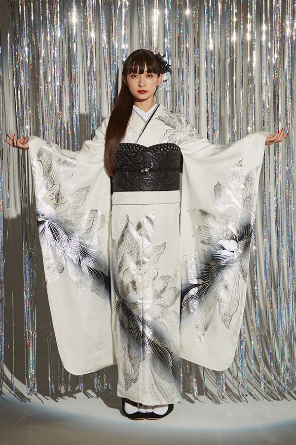 白地にシルバーの牡丹が際立つ、モード感あふれるクール振袖〈No.FL-E306〉【NEW】の画像2枚目