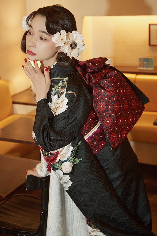黒地に白と赤の牡丹が映える、凛としたレトロモダン振袖〈No.FL-E308〉【NEW】の画像3枚目
