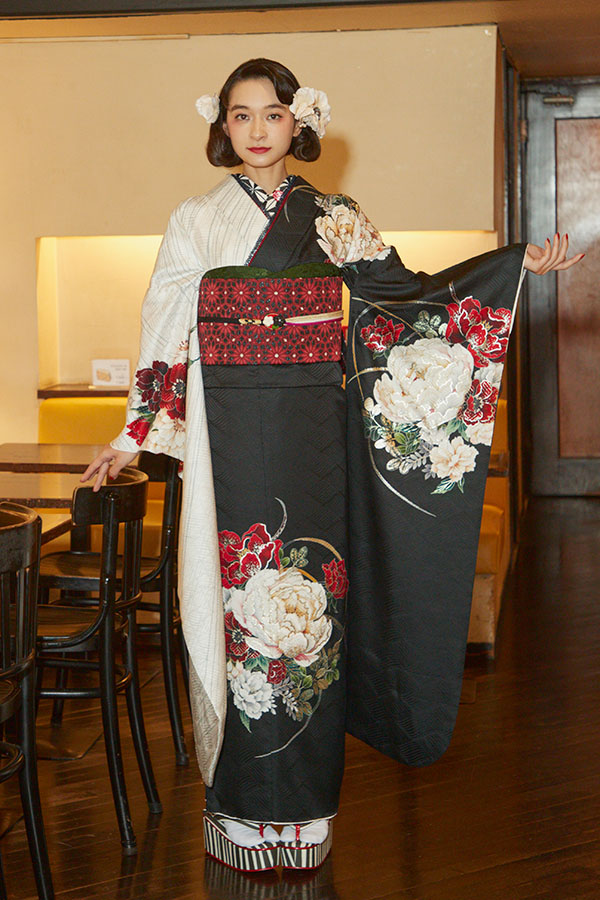 黒地に白と赤の牡丹が映える、凛としたレトロモダン振袖〈No.FL-E308〉【NEW】の画像2枚目