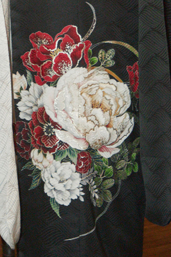 黒地に白と赤の牡丹が映える、凛としたレトロモダン振袖〈No.FL-E308〉【NEW】の画像4枚目