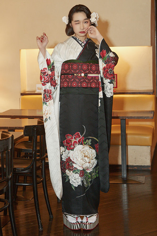 ブルべ冬さんに似合う色の振袖「黒地に白と赤の牡丹が映える、凛としたレトロモダン振袖〈No.FL-E308〉【NEW】」
