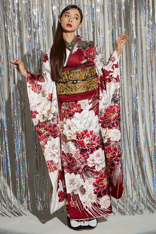 赤地に白牡丹が豪華に咲き誇る、王道華やぎの古典振袖〈No.FL-E309〉【NEW】の画像2枚目