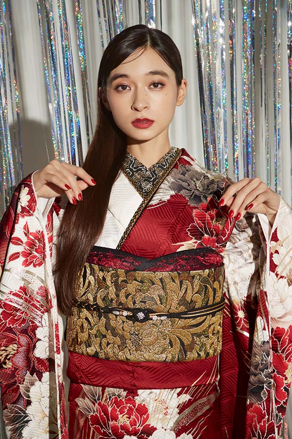 赤地に白牡丹が豪華に咲き誇る、王道華やぎの古典振袖〈No.FL-E309〉【NEW】の画像3枚目