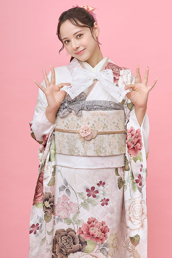 白ベースに淡ピンクの薔薇が咲く、やさしく可憐な古典柄振袖〈No.FL-E314〉【NEW】の画像3枚目