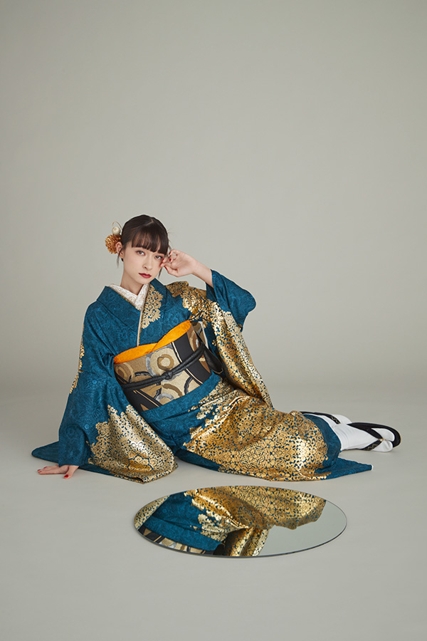 深みのあるブルーグリーン地に金彩が映える、華やかで気品漂う古典柄振袖〈No.FL-E401〉【NEW】の画像3枚目