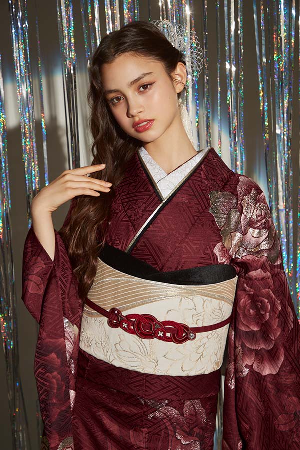 深みのあるボルドー地に大輪の薔薇が咲く、艶やかで大人モダンな振袖〈No.FL-E402〉【NEW】の画像2枚目
