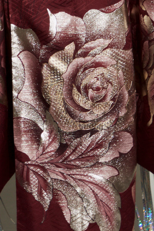 深みのあるボルドー地に大輪の薔薇が咲く、艶やかで大人モダンな振袖〈No.FL-E402〉【NEW】の画像3枚目