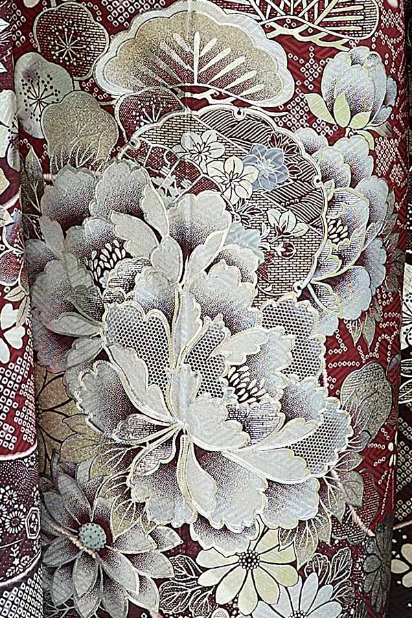 えんじ地に古典花文様が重なる、気品とやわらかさをあわせ持つ正統派振袖〈No.FL-E403〉【NEW】の画像3枚目