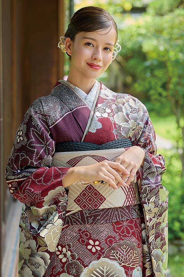 えんじ地に古典花文様が重なる、気品とやわらかさをあわせ持つ正統派振袖〈No.FL-E403〉【NEW】の画像2枚目